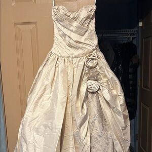 Elegant Cream Strapless Gown with Floral Detail